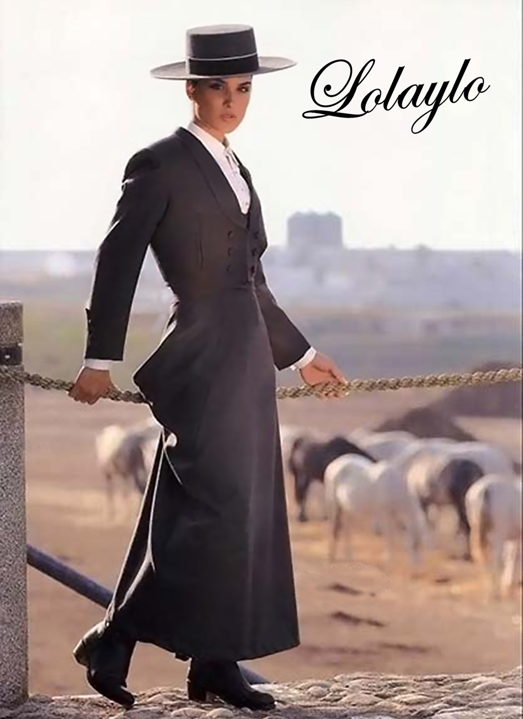 7- CHAQUETILLA Y FALDA DE AMAZONA COLOR GRIS. 360€