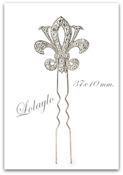 9- LOL1405553. 12.5€ FLOR DE LIS. MOTIVO 37X40 MM. PLATEADO O DORADO CON SÍMIL