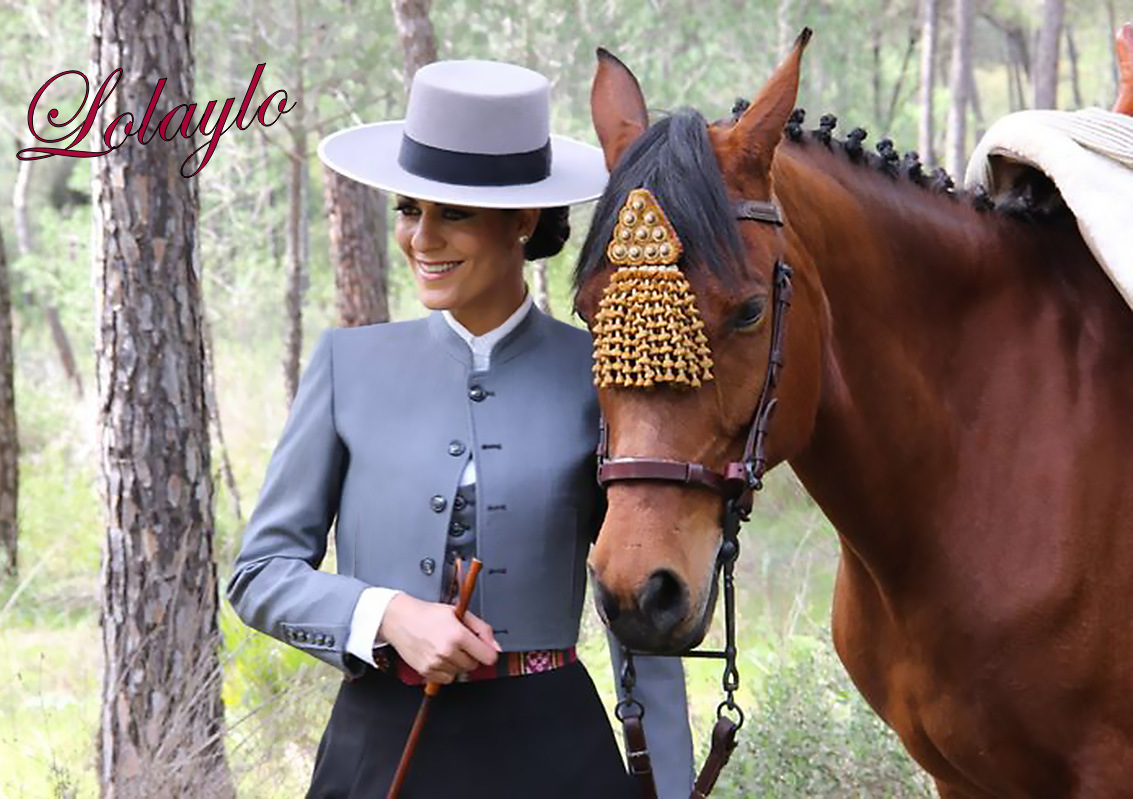 CAHQUETILLA CON CHALECO AZUL 225€. FALDA AMAZONA NEGRA 120€.