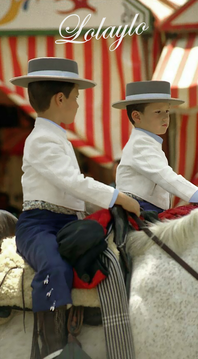 CHAQUETILLA LISO HUESO. PANTALÓN AZAFATA LISO FORRADA.