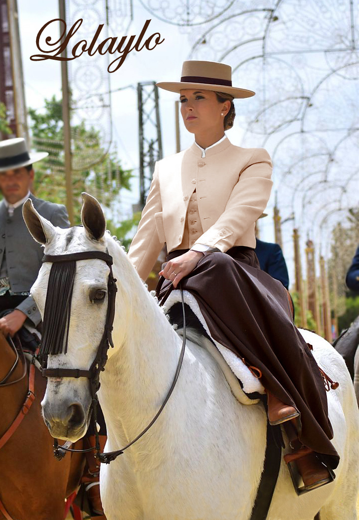 CUADRITOS LYCRA BEIGE CLARO CON CHALECO 225€.