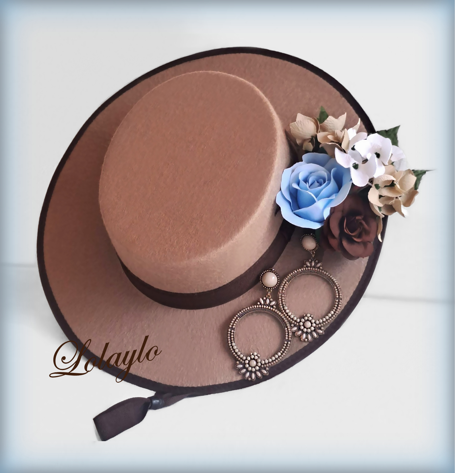 SOMBRERO Y TOCADO CELESTE 13€. PEN. 16€_