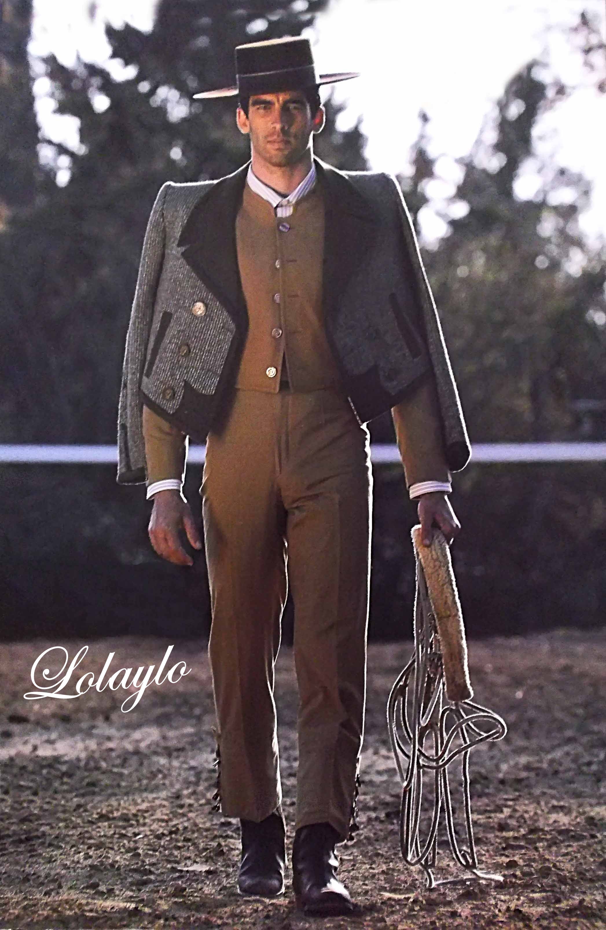 SÚPERFRESH BEIGE CON CHALECO 320€. MARSELLÉS CAMPERO SERRETA ANCHA MARRÓN.